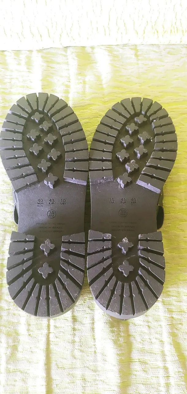 Sapatos pretos com detalhe dourado - Foto 2