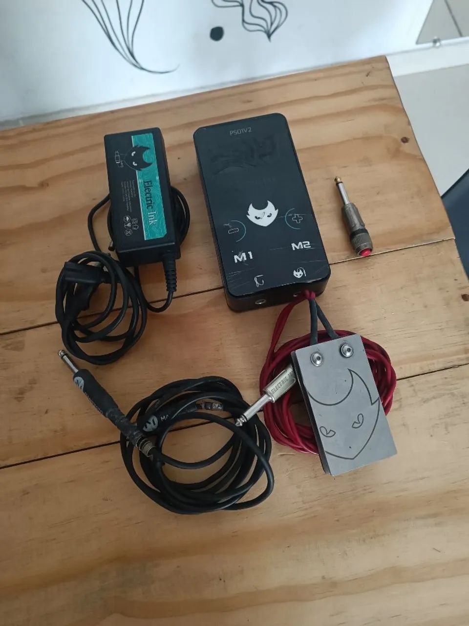 Fonte de Alimentação e Pedal para Tatuagem - Electric Ink