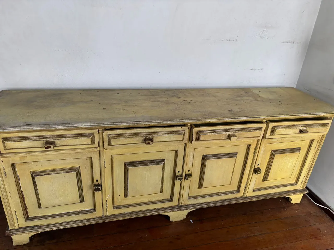 Armário Antigo Amarelo com Detalhes