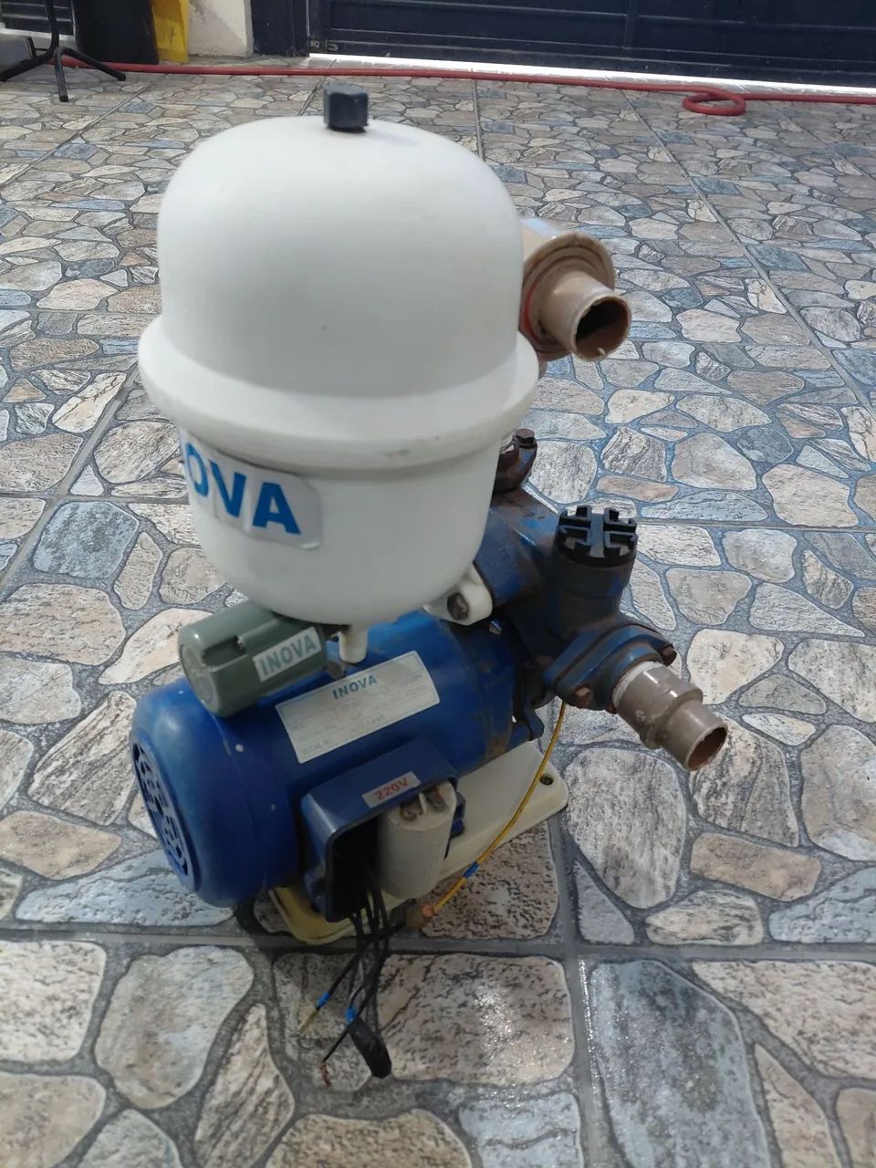 Bomba d água presurizada funcionando 