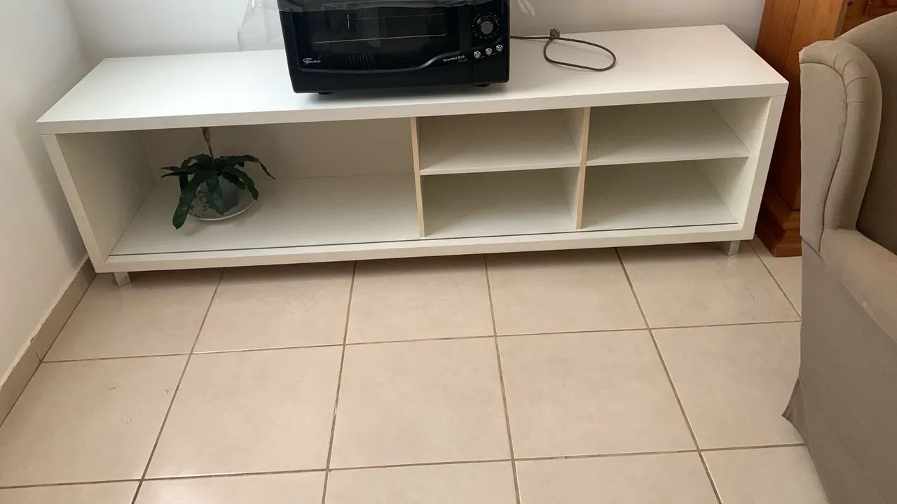 Rack branco com nichos e espaço para televisão 