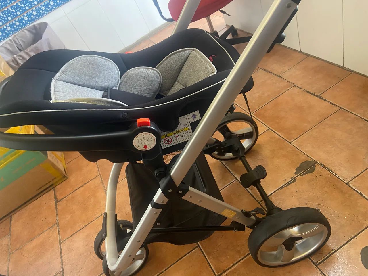 Carrinho de bebê com bebê conforto  - Foto 2