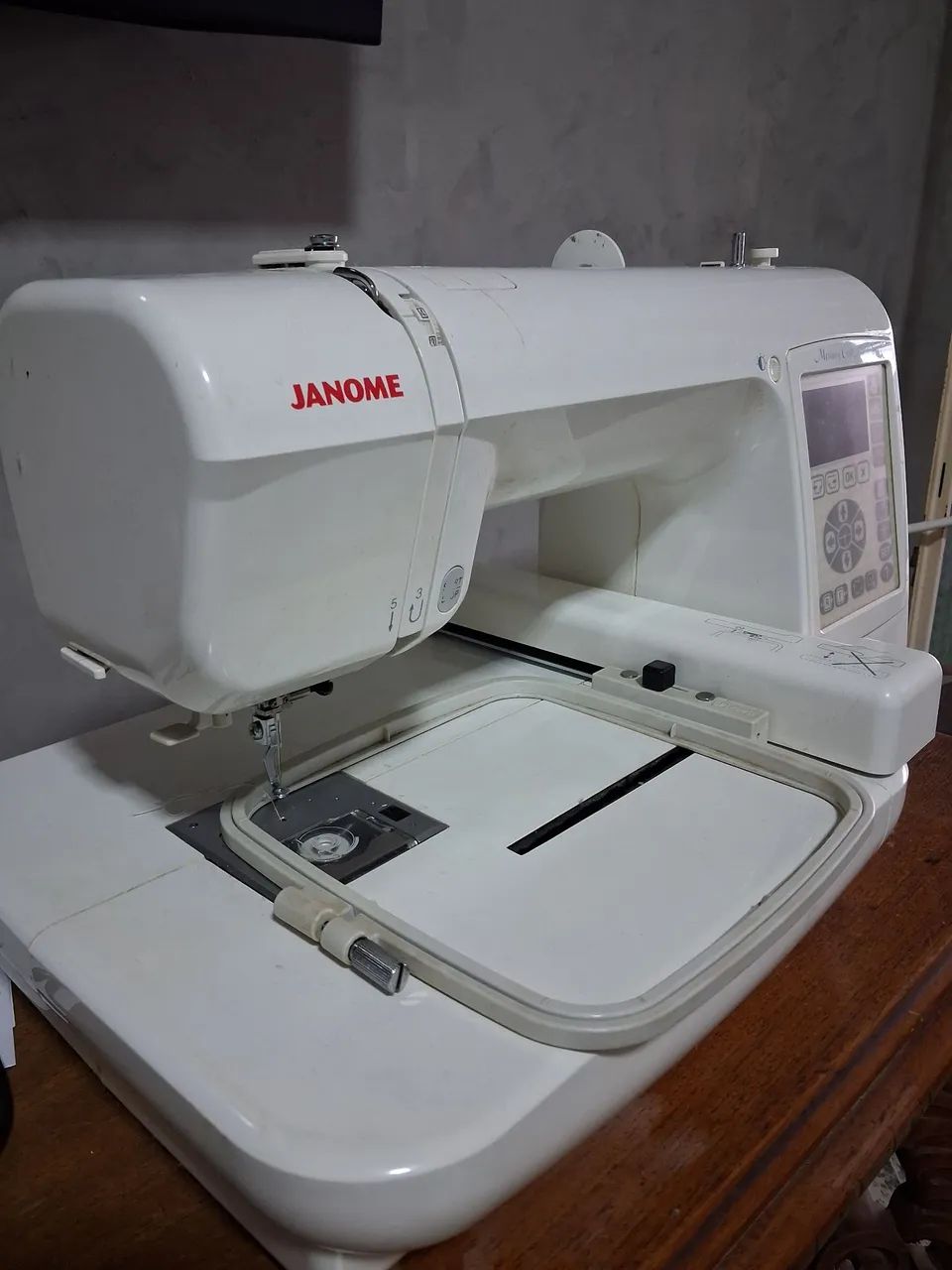 Máquina de bordado - janome memory craft 200E - Foto 2