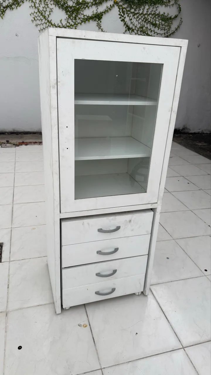 Armário com gaveteiro - detalhe em vidro