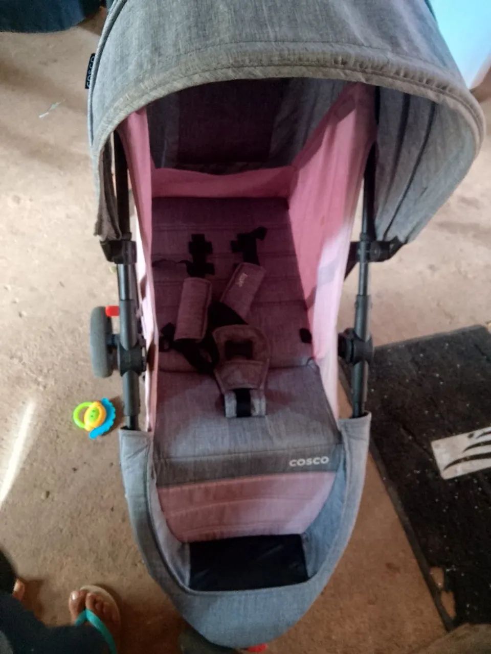 Um carrinho de bebê feminino  - Foto 2