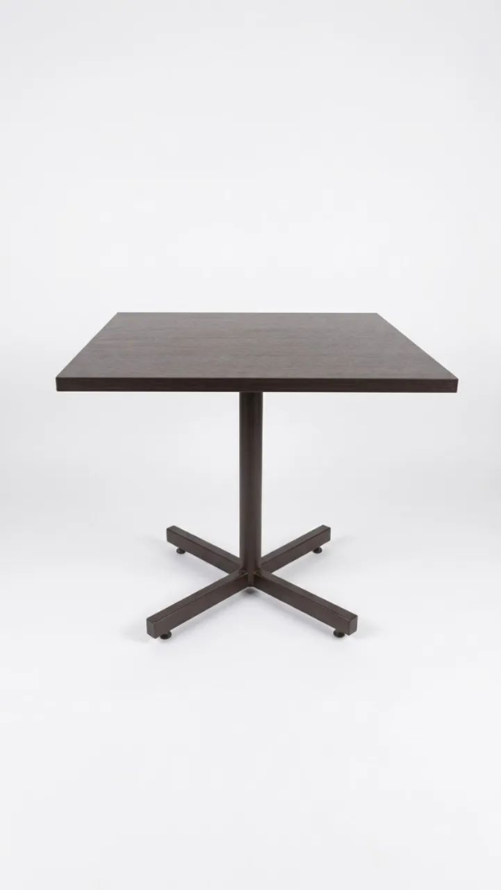 Mesa MDF, pés em ferro, cor marrom café medindo 80 x 80 cm