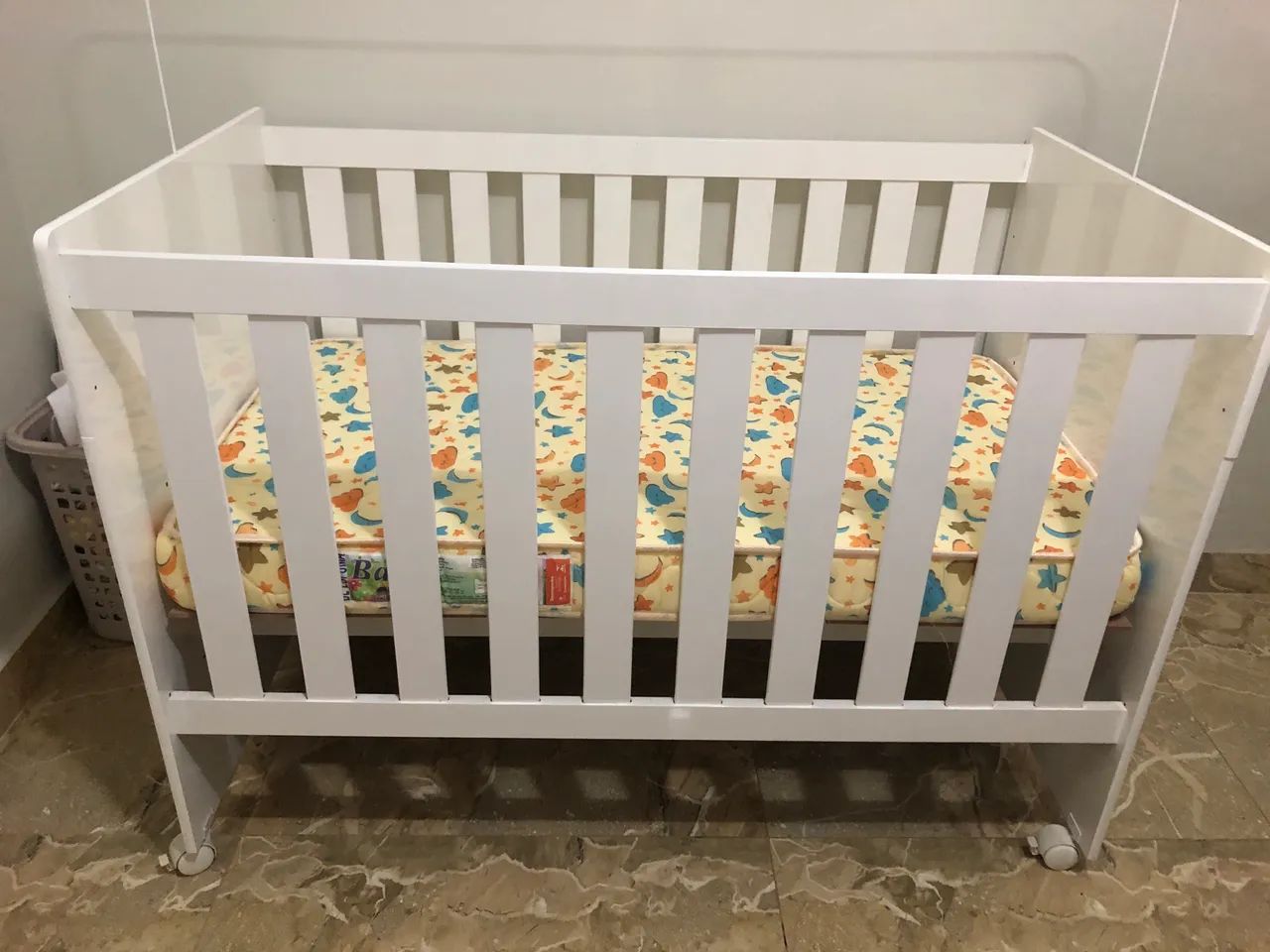 Berço semi novo com colchão 