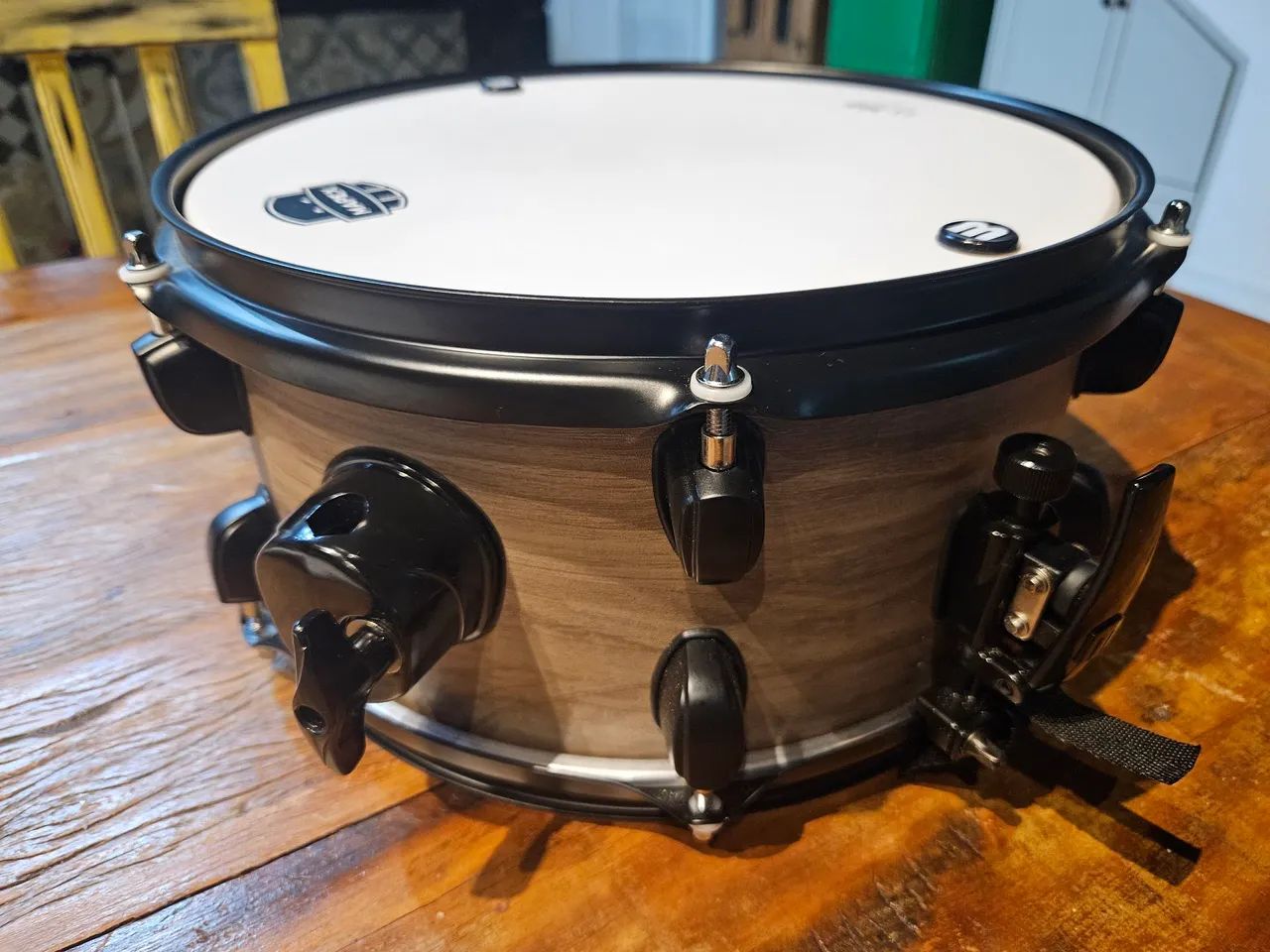 Caixa mapex 12x6 polegadas em madeira, Casco e aros em preto, adesivada em madeira clara - Foto 4