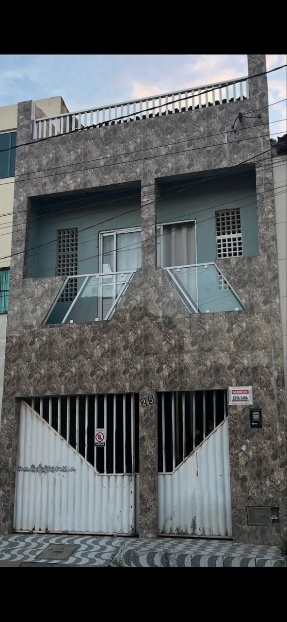 Vende se um Triplex.