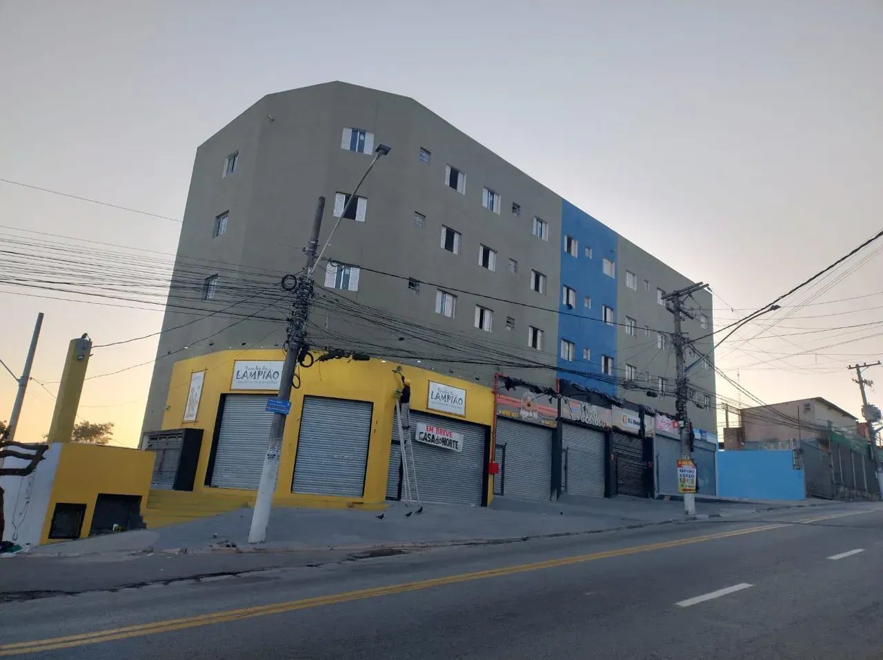 SALÃO COMERCIAL DE 116M² COM PÉ DIREITO DE 6m² PARA ALUGAR EM TABOÃO DA SERRA.