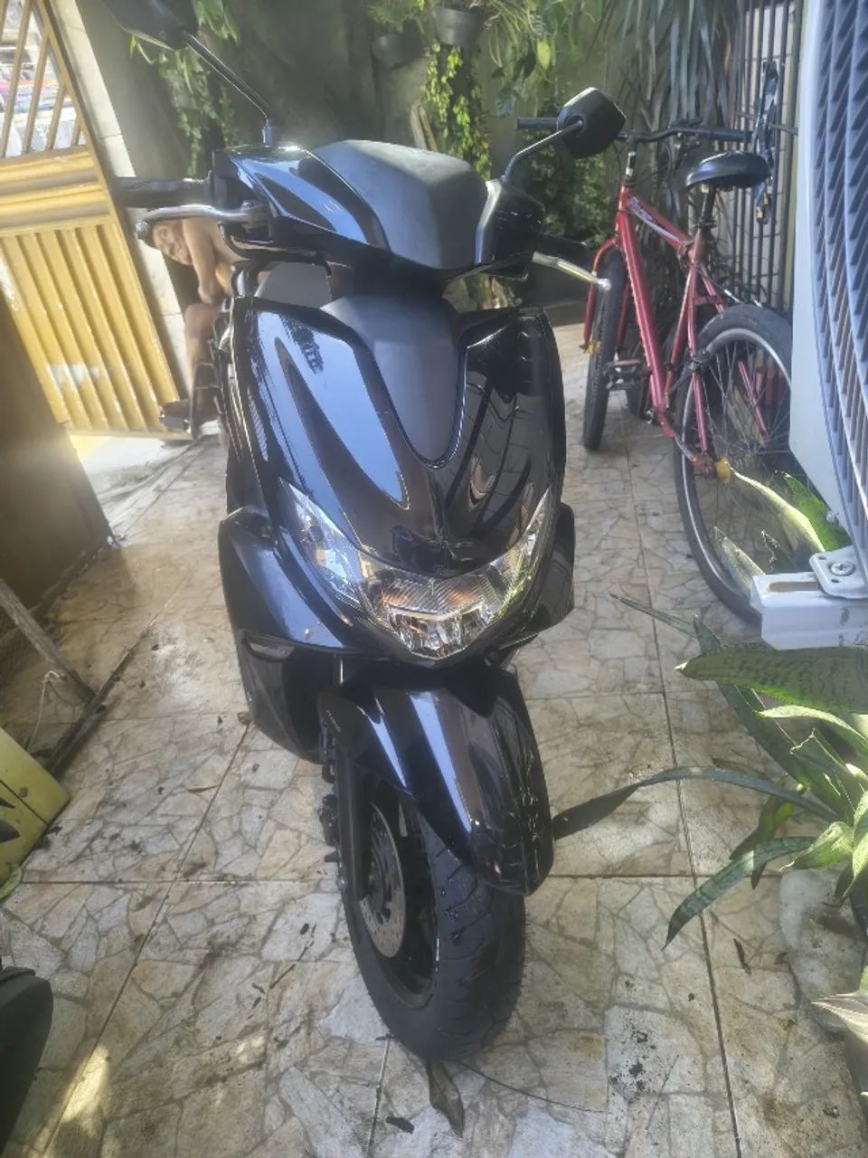 VENDE-SE MOTO AUTOMÁTICA QUITADA - Foto 2