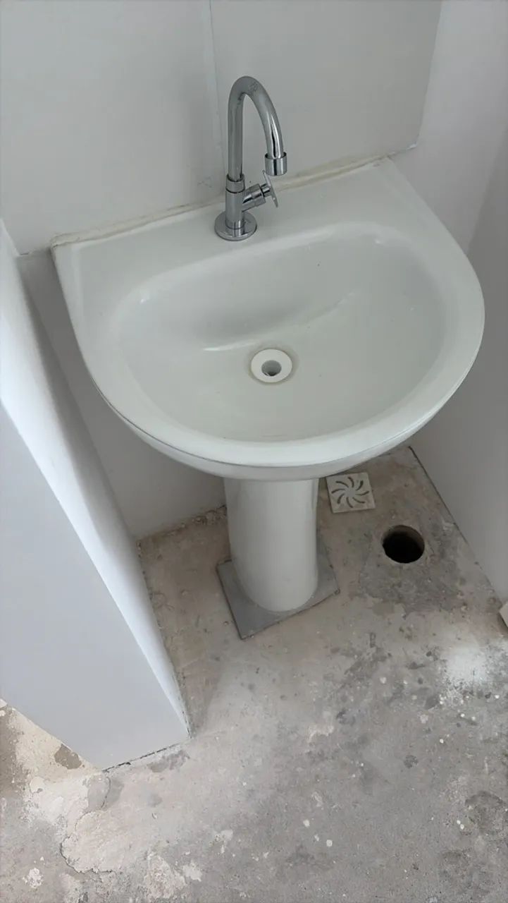 Pia e suporte em louça. 