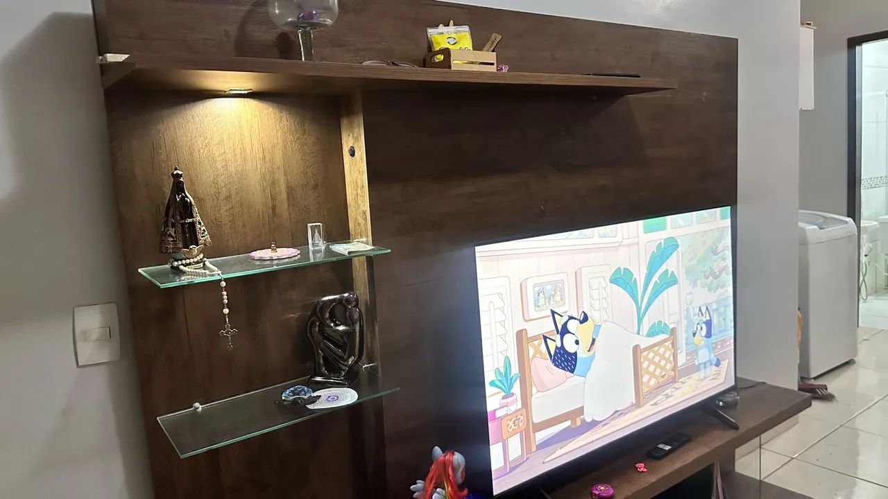 painel de TV com rack e prateleiras de vidro - Foto 3