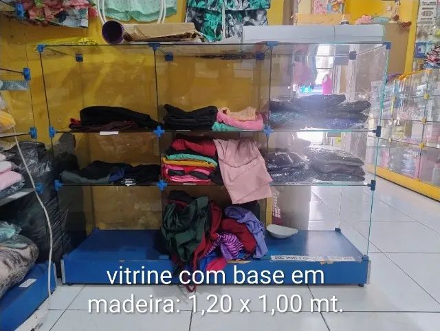 Vitrine em ótimo estado para expor seus produtos com melhor visibilidade.
