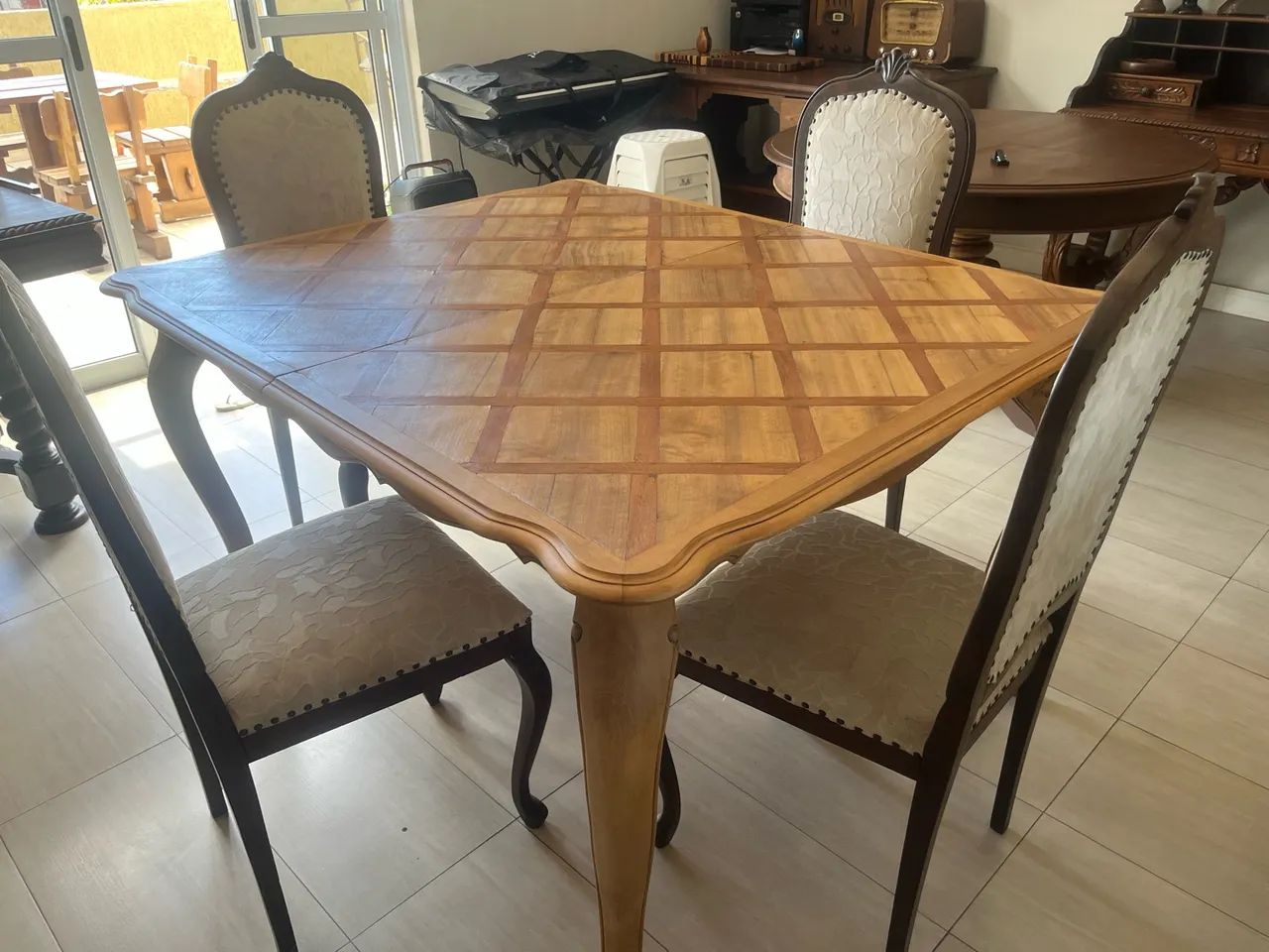 Mesa antiga com 4 cadeiras 