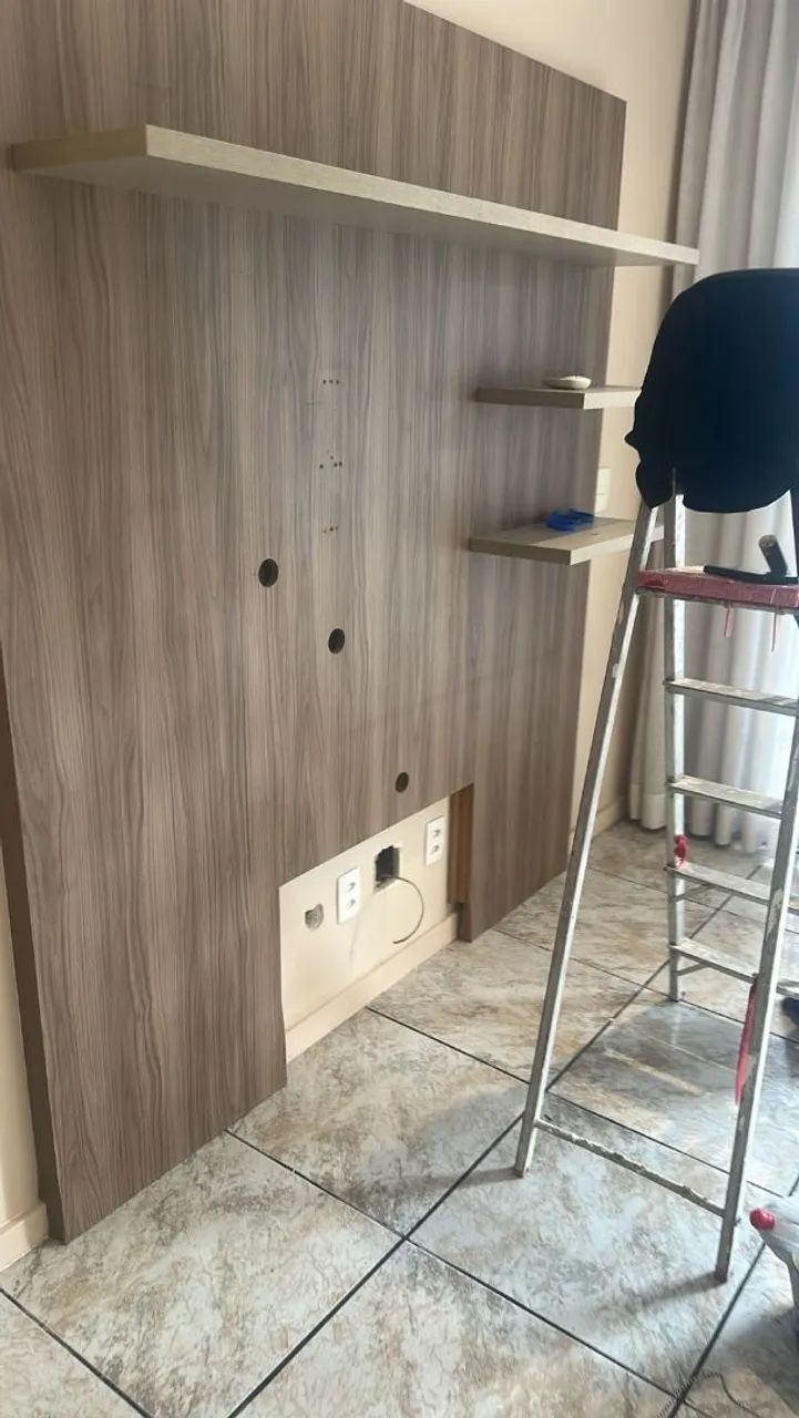 Painel de MDF para sala com prateleira 