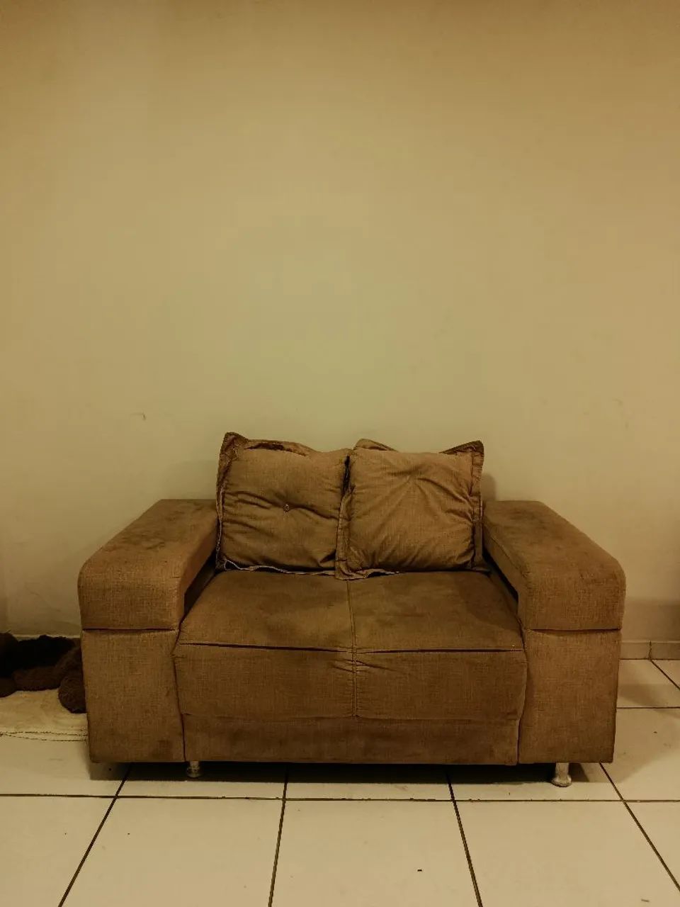 SOFÁ COM MARCAS DE USO  - Foto 2