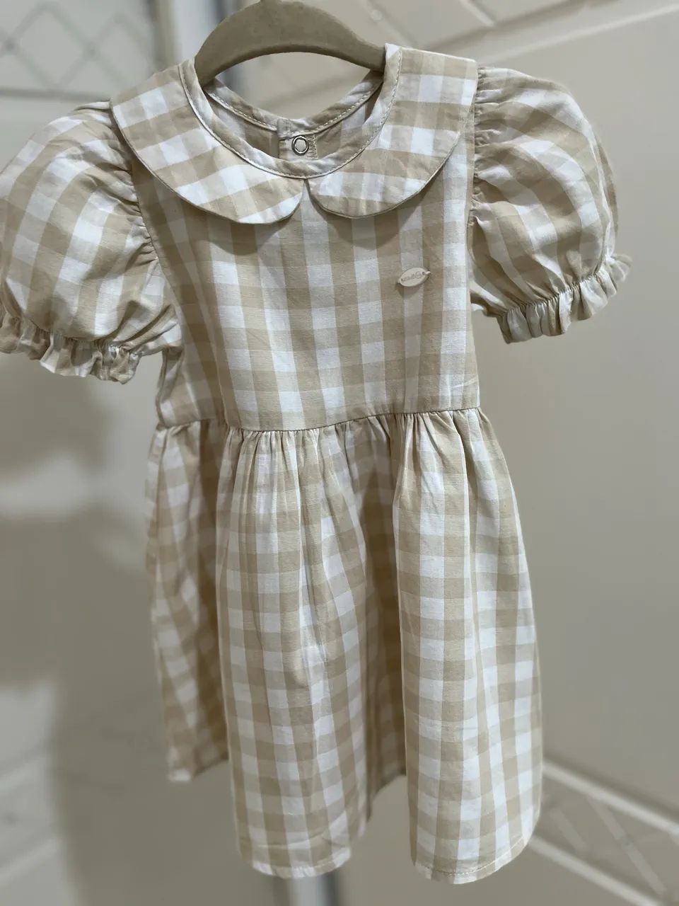 vestido bebê lilica ripilica xadrez vichy bege com gola peter pan - Foto 5