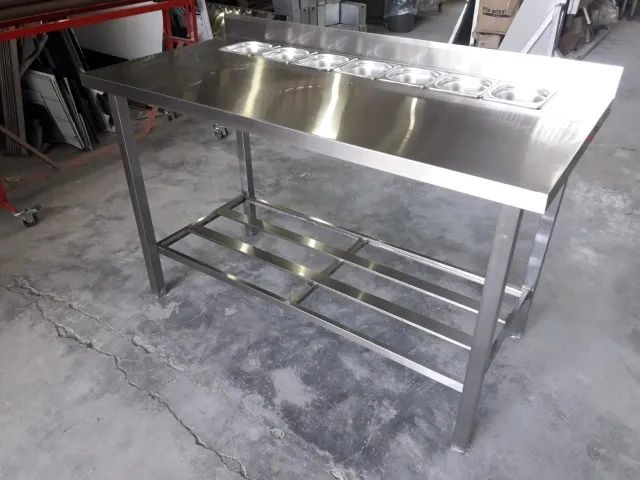 Mesa de inox com condimentadora na bancada  - Foto 3