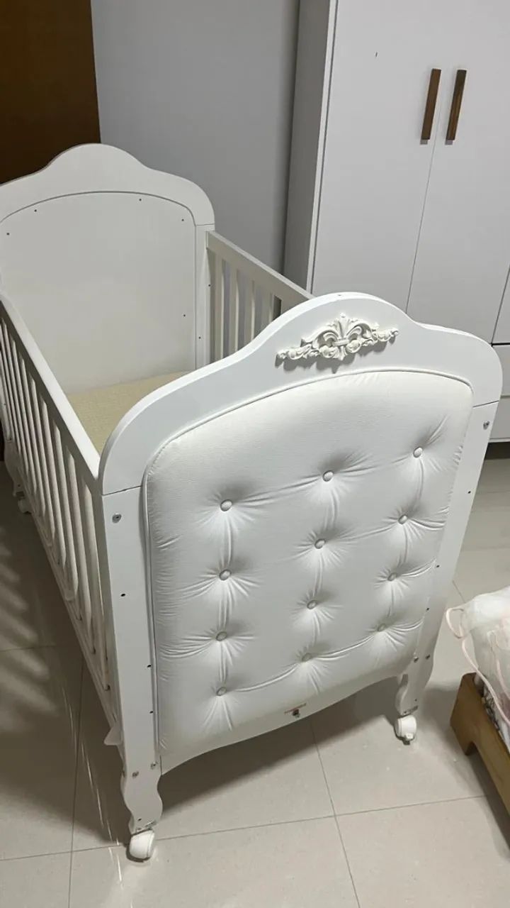 Berço Provençal Branco com Capitonê + Colchão + Dossel