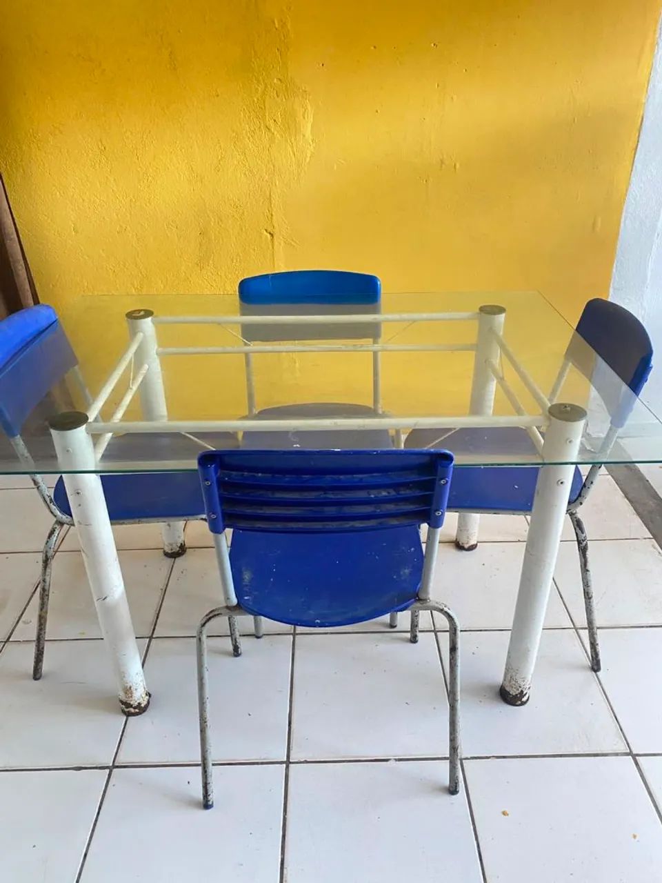 Vendo mesa com tampo de vidro e 4 cadeiras