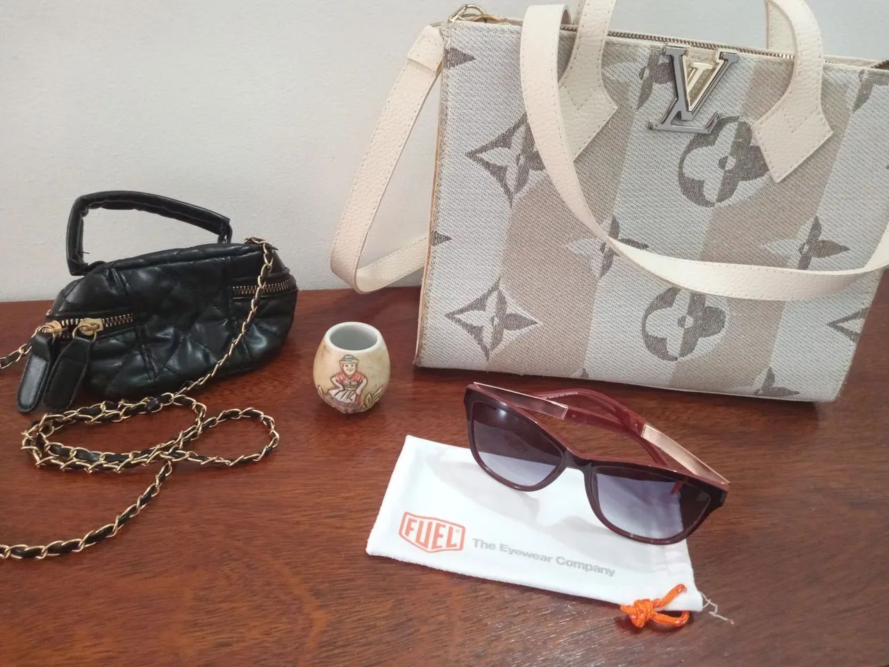 Lindas Bolsas com óculos de sol.