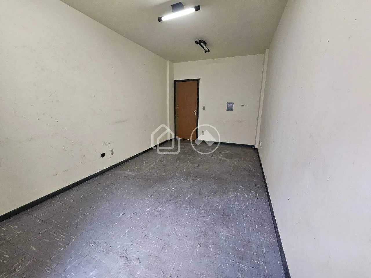 Sala para Venda no Estoril com banheiro e vaga de Garagem
