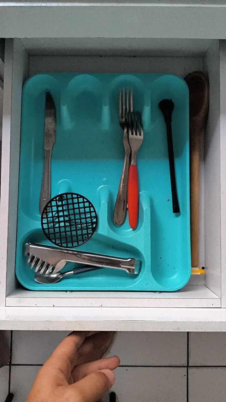 Pia com gabinete e diversos utensílios de cozinha usados - Foto 5