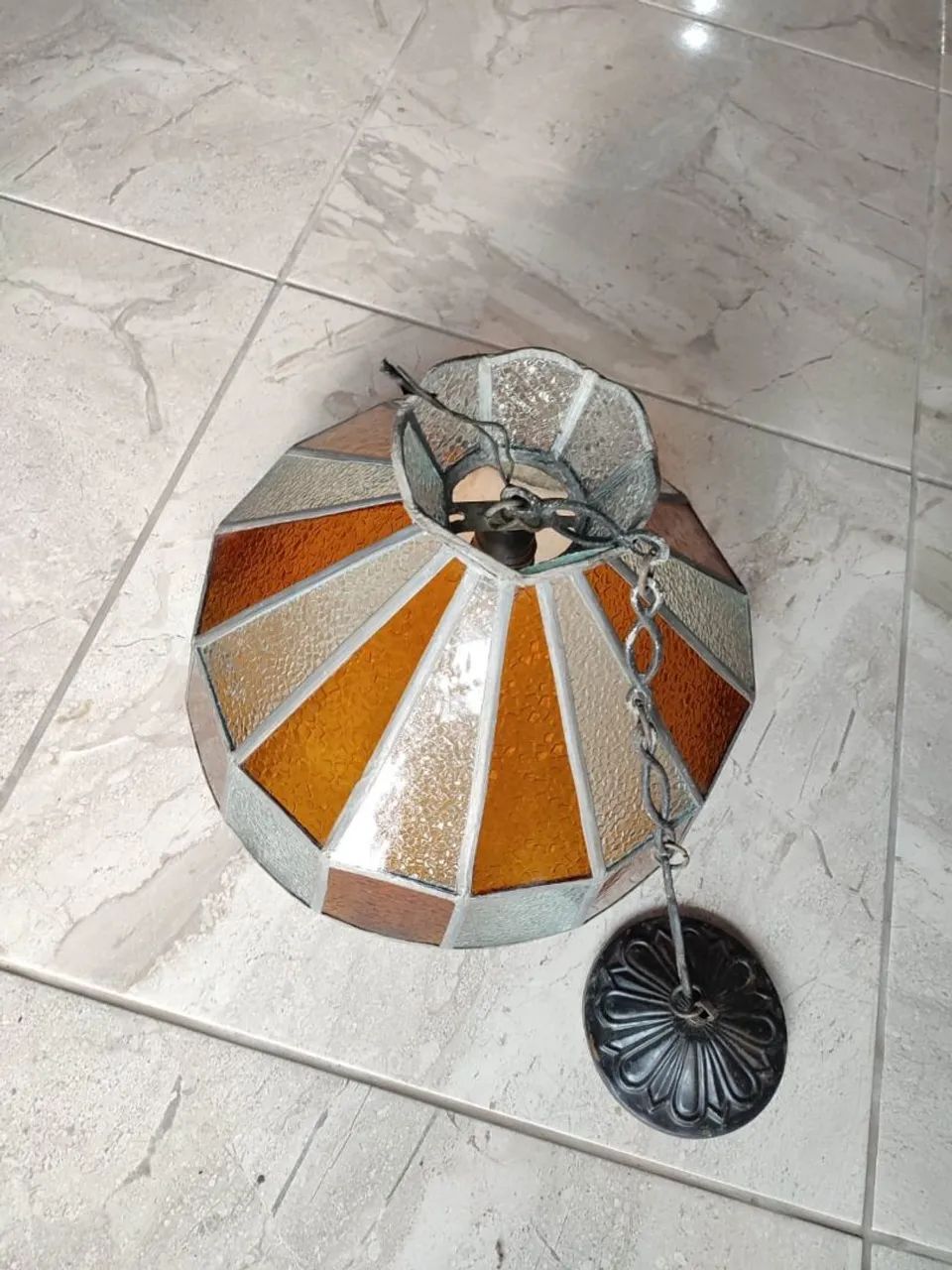 Lustre de vidro com design clássico e elegante.