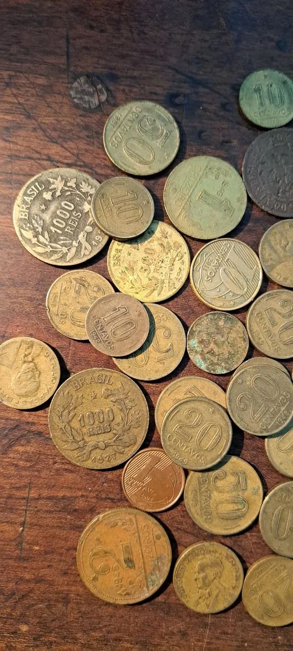 Lote com 70 moedas antigas amarelas  - Foto 2