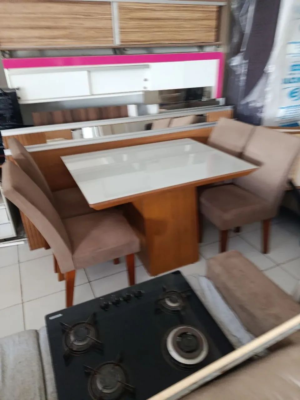 Mesa MDF com vidro laqueado com quatro cadeiras - Foto 3