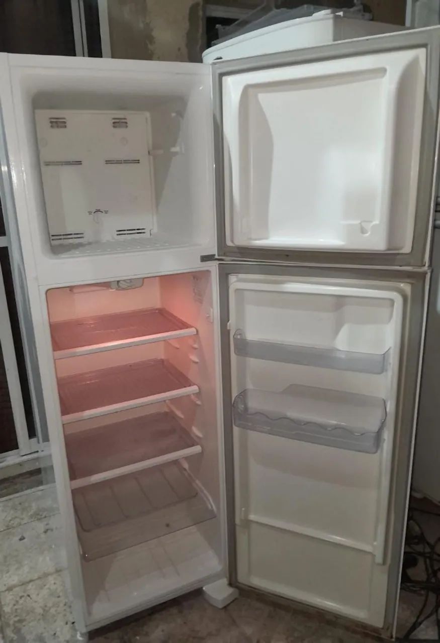 Vendo geladeira funcionando perfeitamente com garantia  - Foto 2