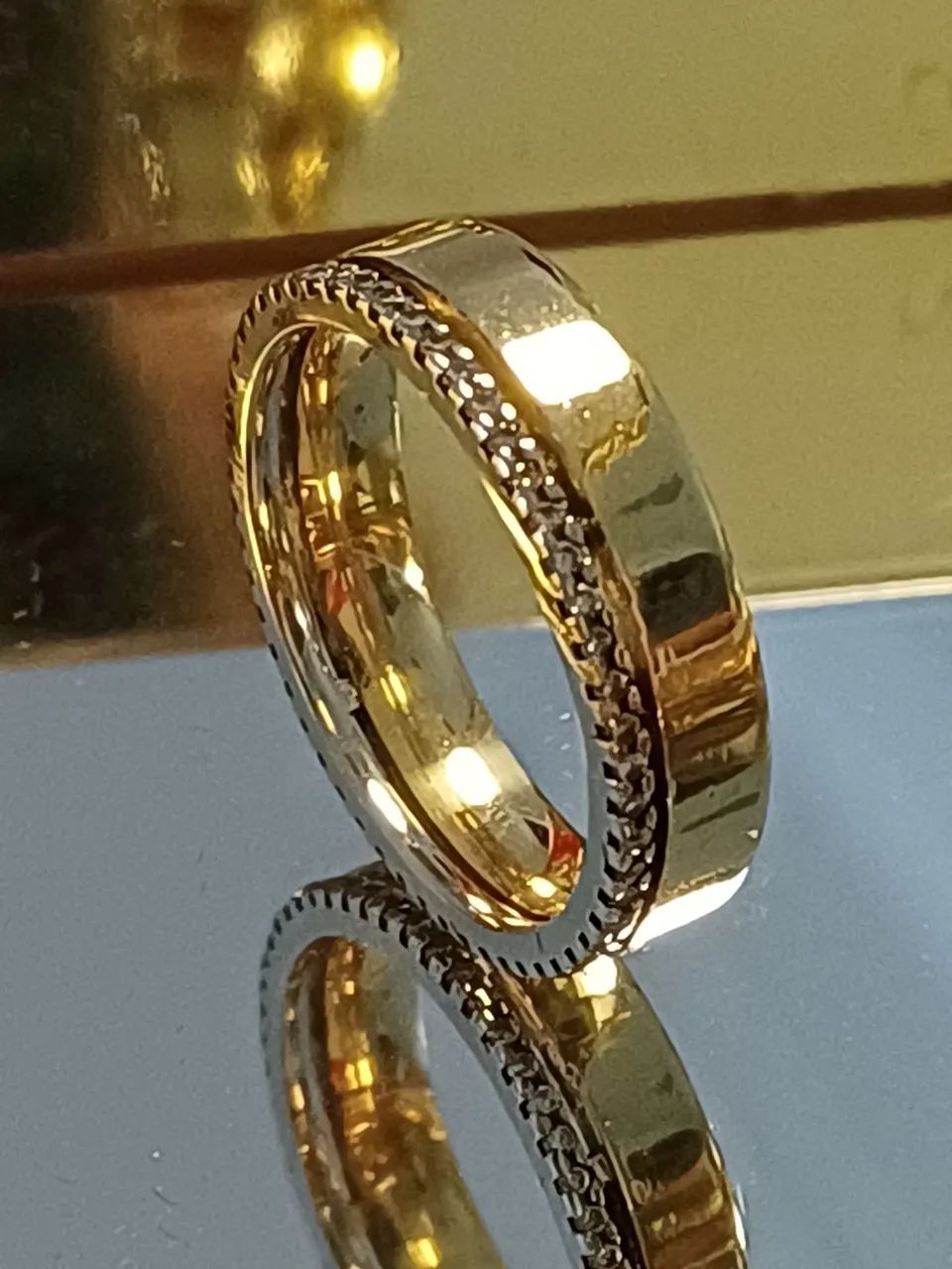 Aliança bicolor em ouro 18k com brilhantes