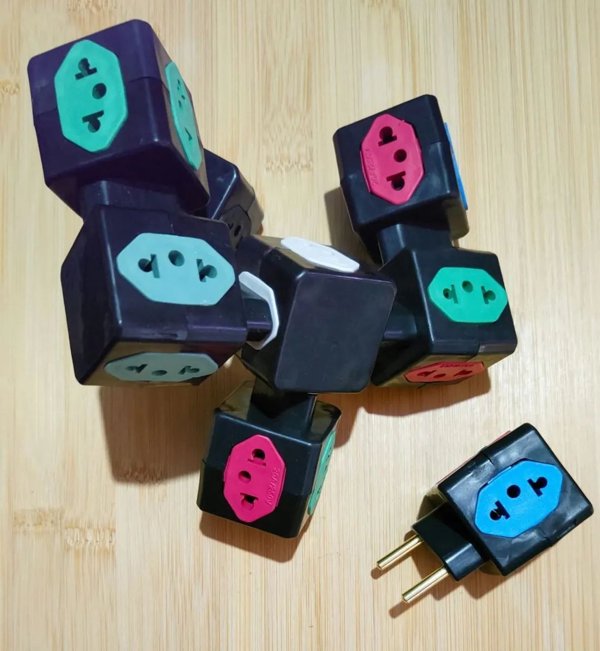 Adaptador de Tomada Cubo 4 Entradas - Bivolt Universal 10A/20A