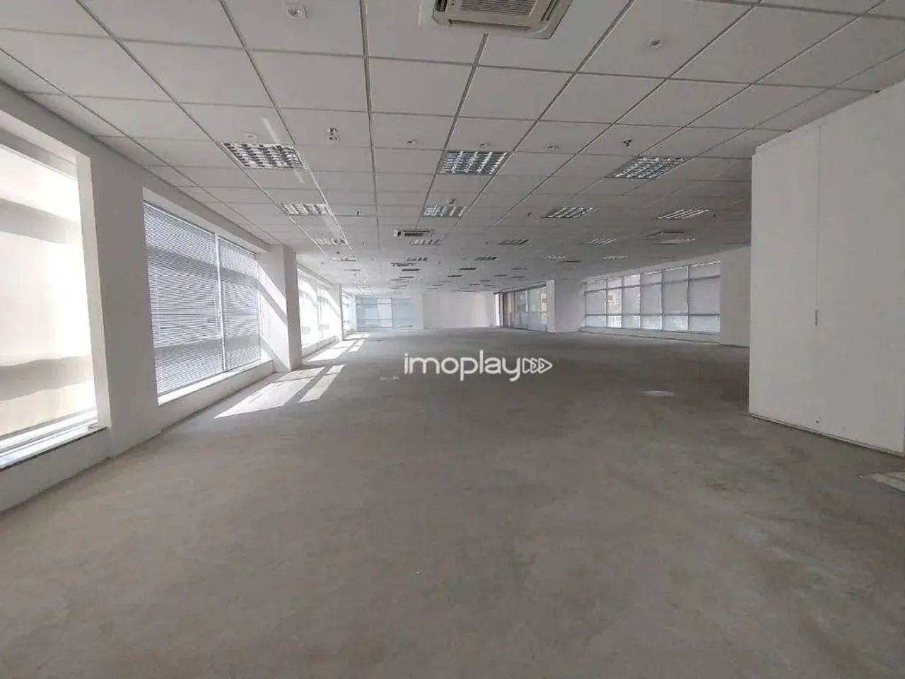 Sala comercial de 378m² com 9 vagas de garagem, vão livre e ar condicionado.
