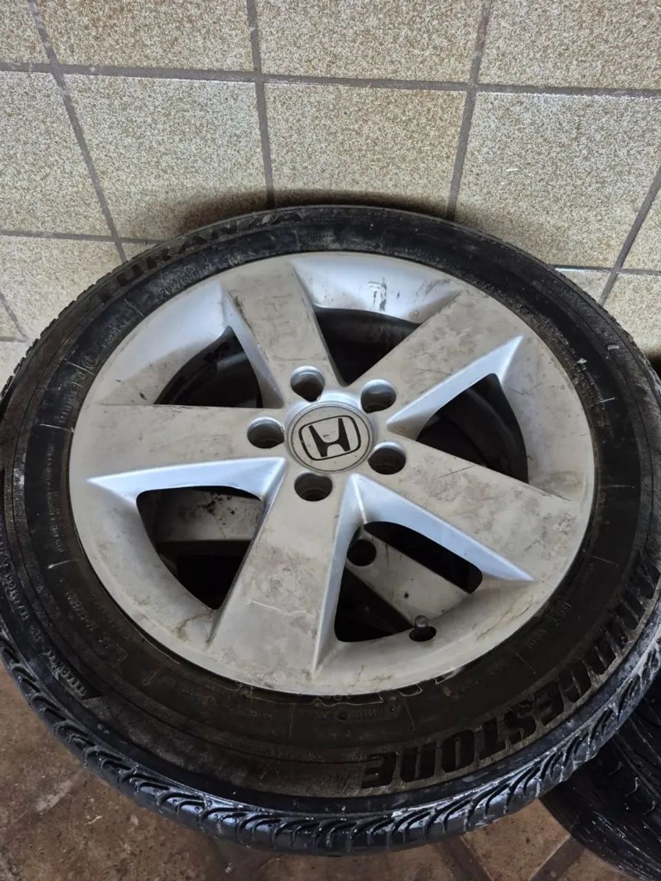 VENDE-SE 7 PNEUS COM AROS E UMA RODA  - Foto 5