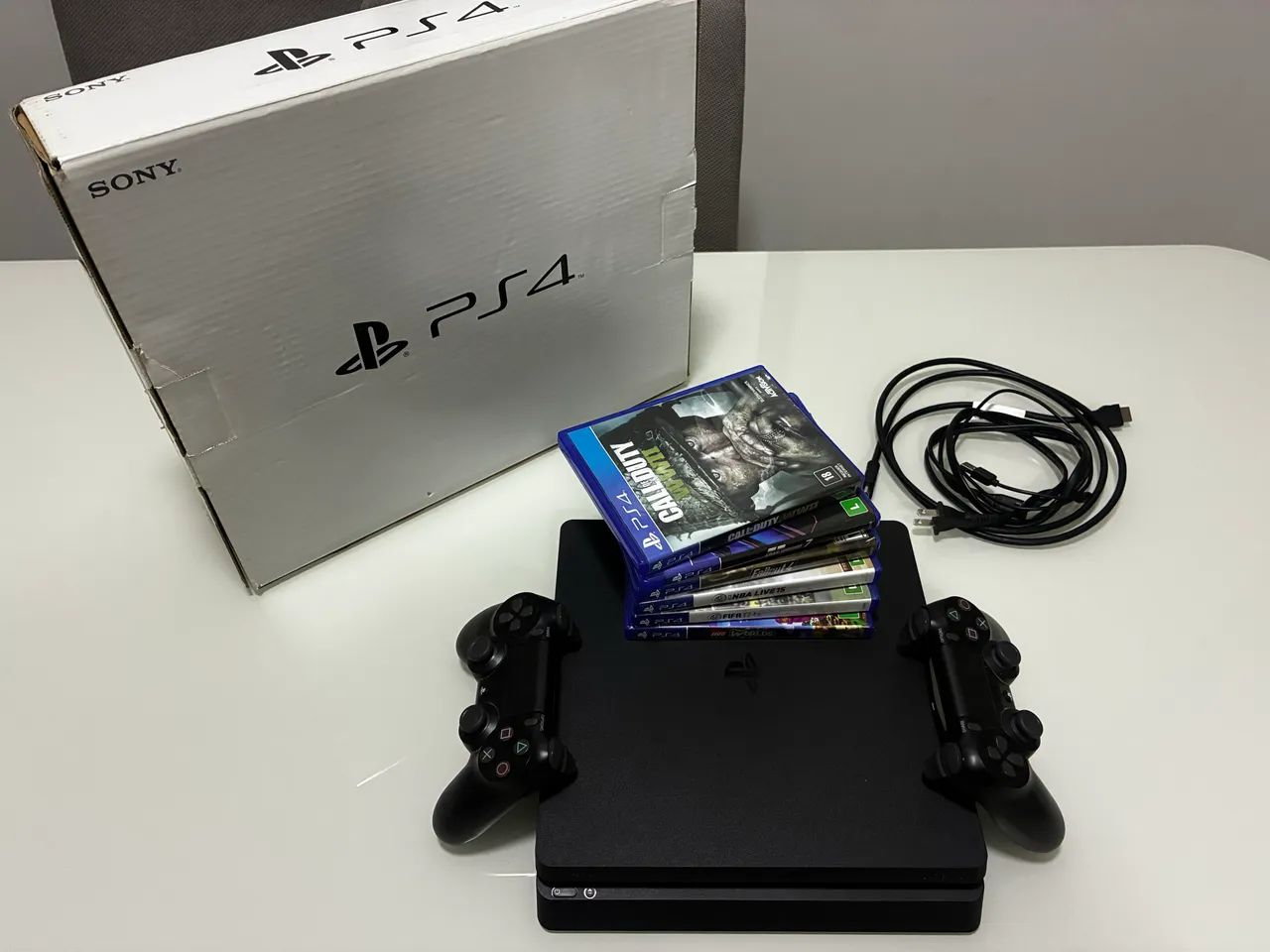 PlayStation 4 slim - 2 controles