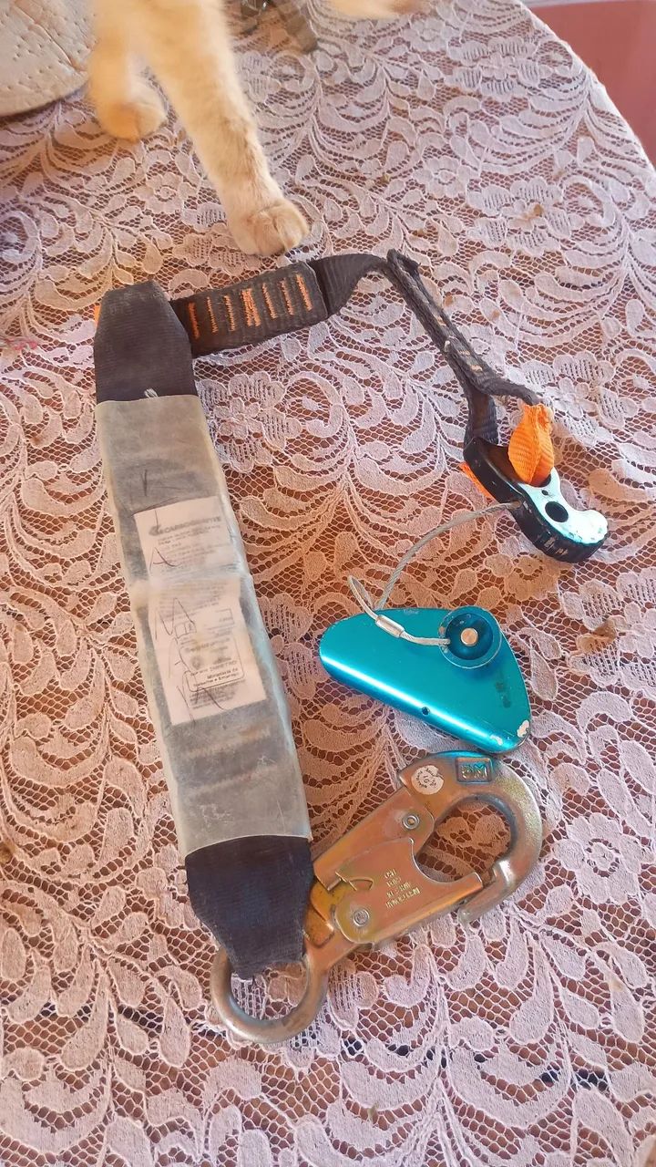 Vende-se cinto de segurança com travaqueda 