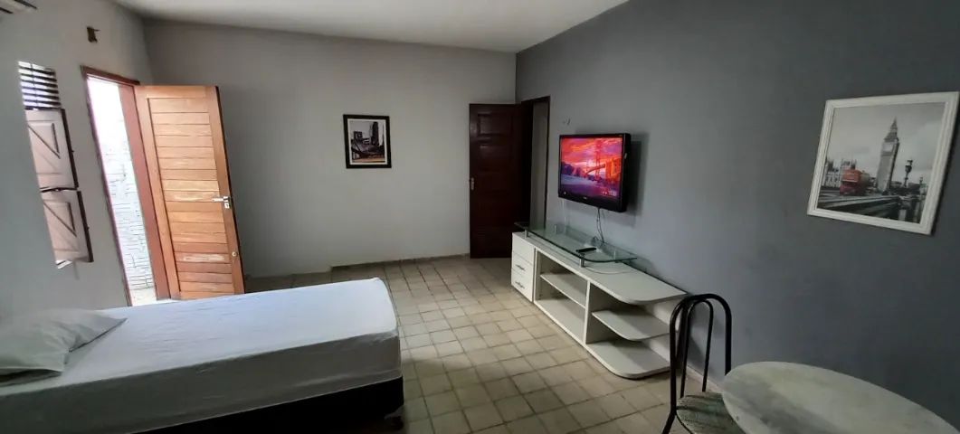 Apartamento com suíte com ar condicionado, sala/quarto e cozinha compacta