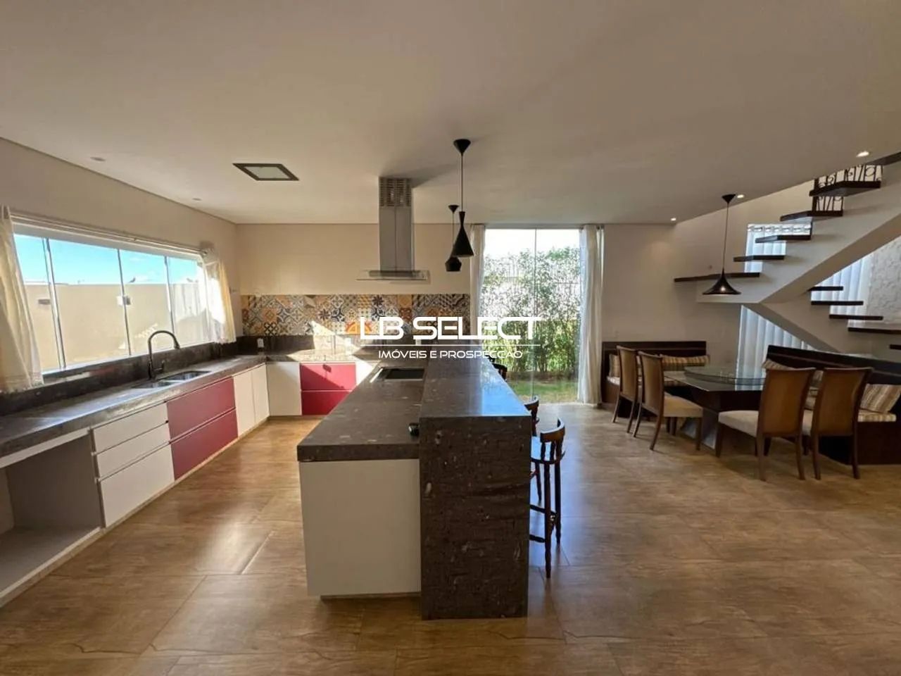 Casa no Condomínio Alphaville I com cinco quartos, quartos suítes e varanda gourmet. - Foto 4