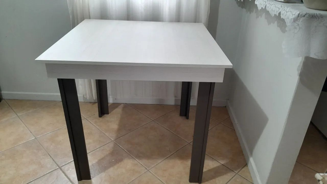 Vendo uma mesa com 4 Cadeiras acolchoadas, ótimo estado de conservação - Foto 3