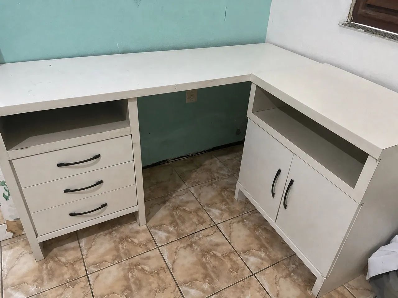 Escrivaninha em L com gavetas e armário