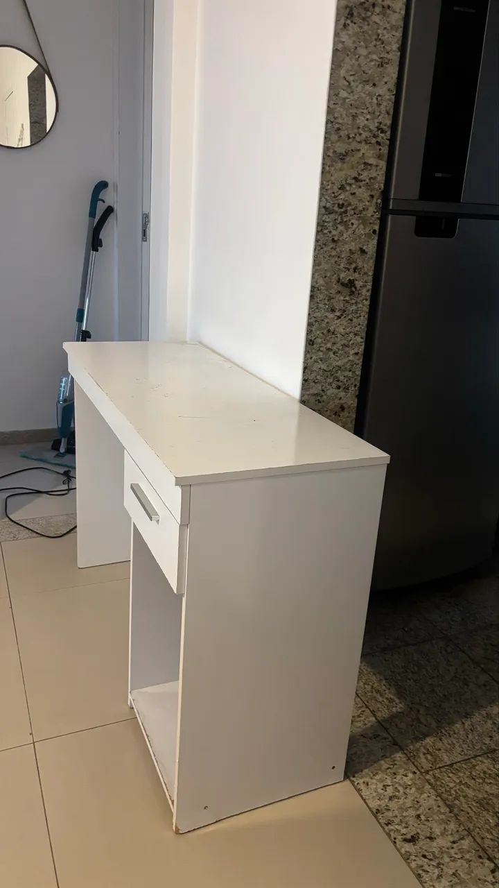 Vendo escrivaninha com gaveta - com marcas de uso - Foto 2