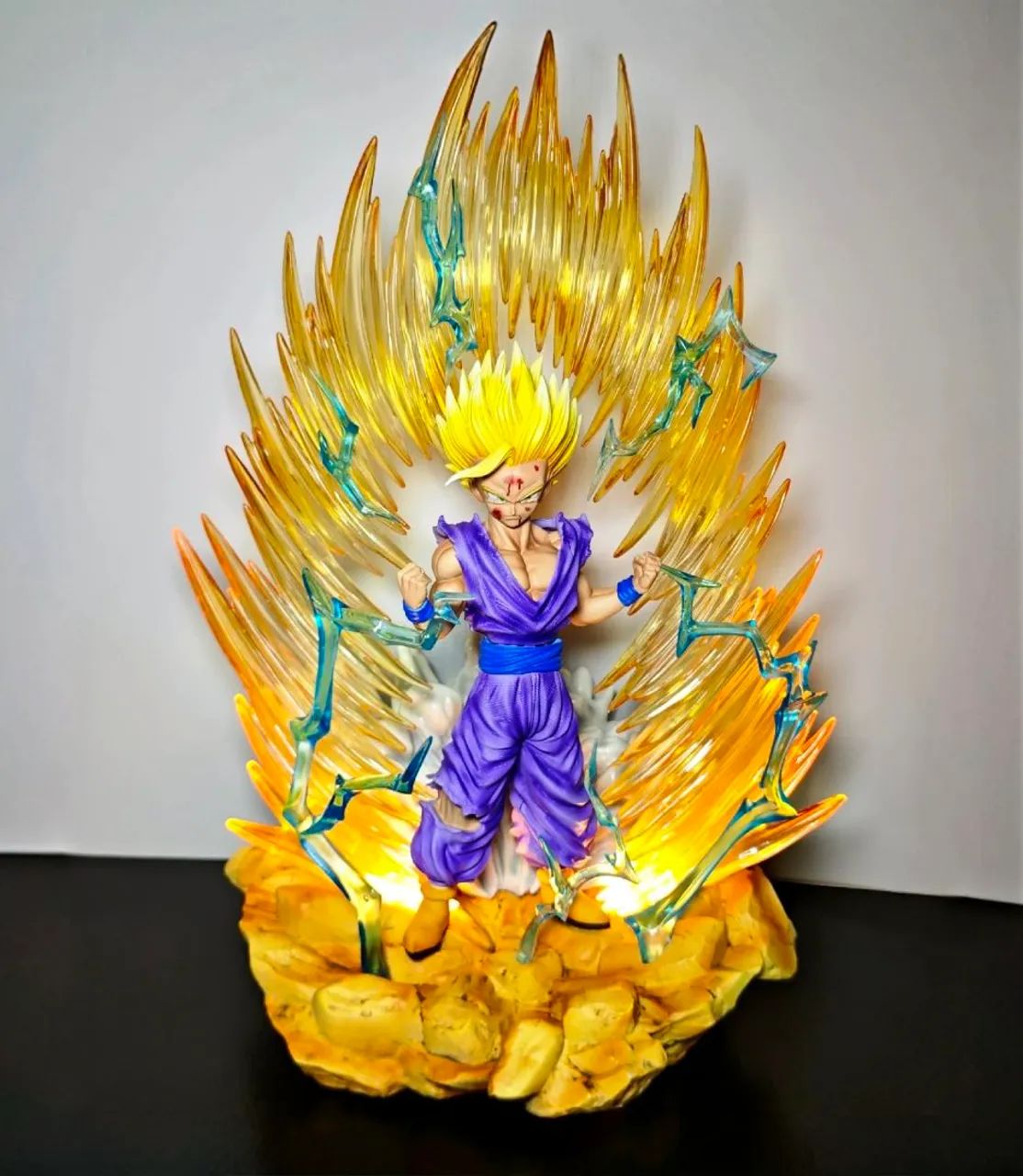 Gohan Super Saiyajin 2 Battle Damage com Aura LED - Dragon Ball Z