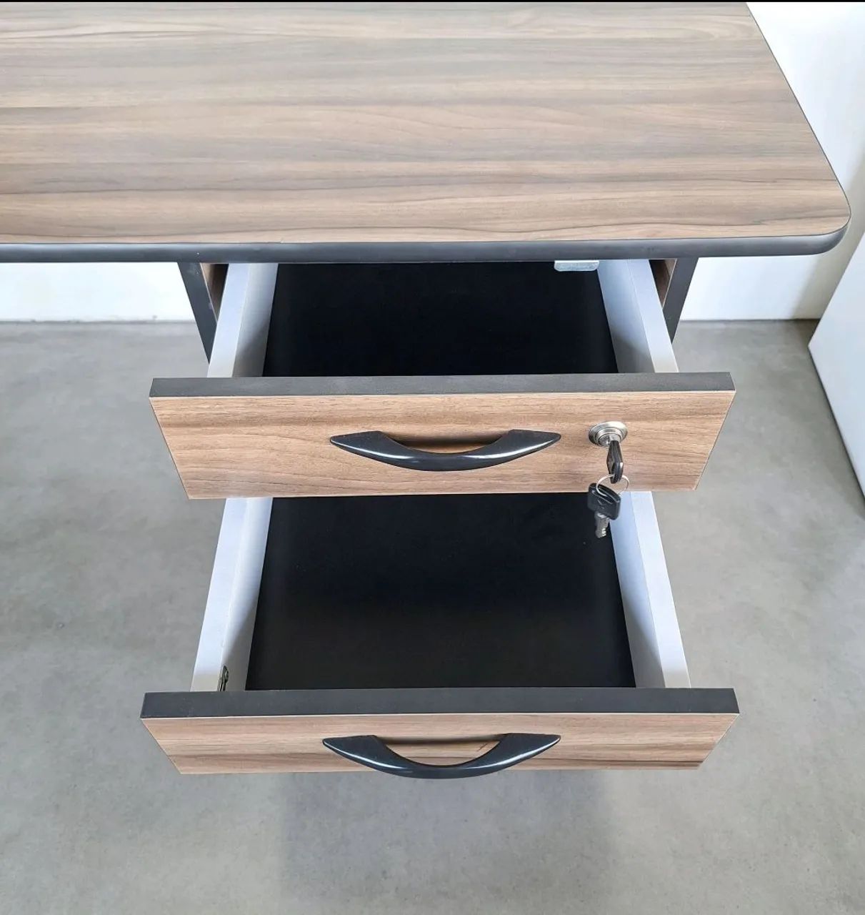 Mesa escritório 120x60 com duas gavetas - Foto 2