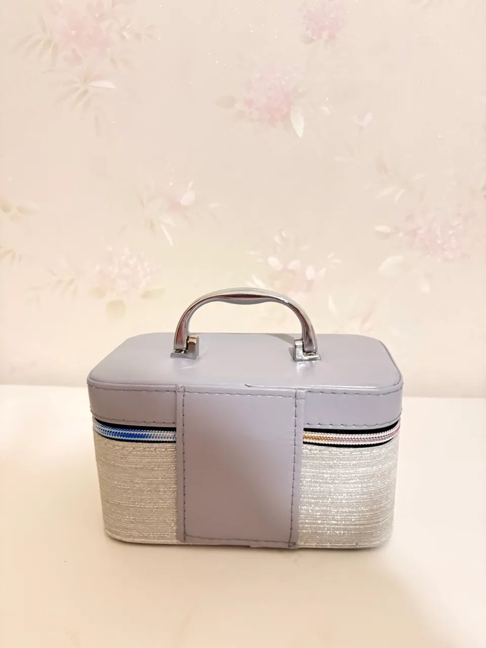 Bolsa Maleta Feminina prateada com brilho para maquiagem  - Foto 2