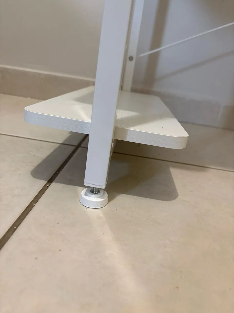 Mesa de escritório com prateleira 