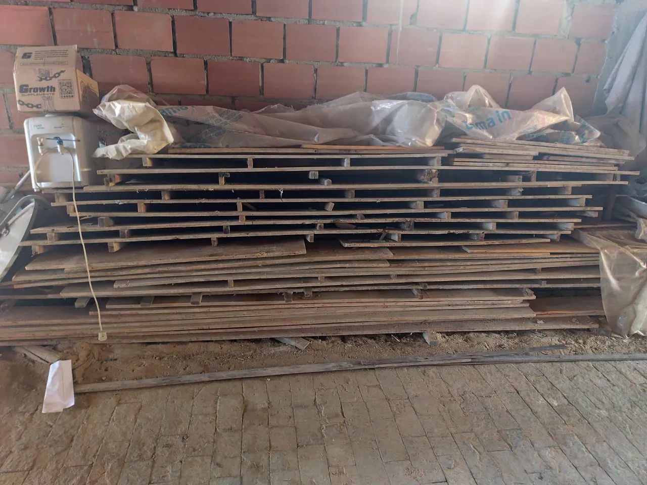 Vendo madeiras e tijolos para obra