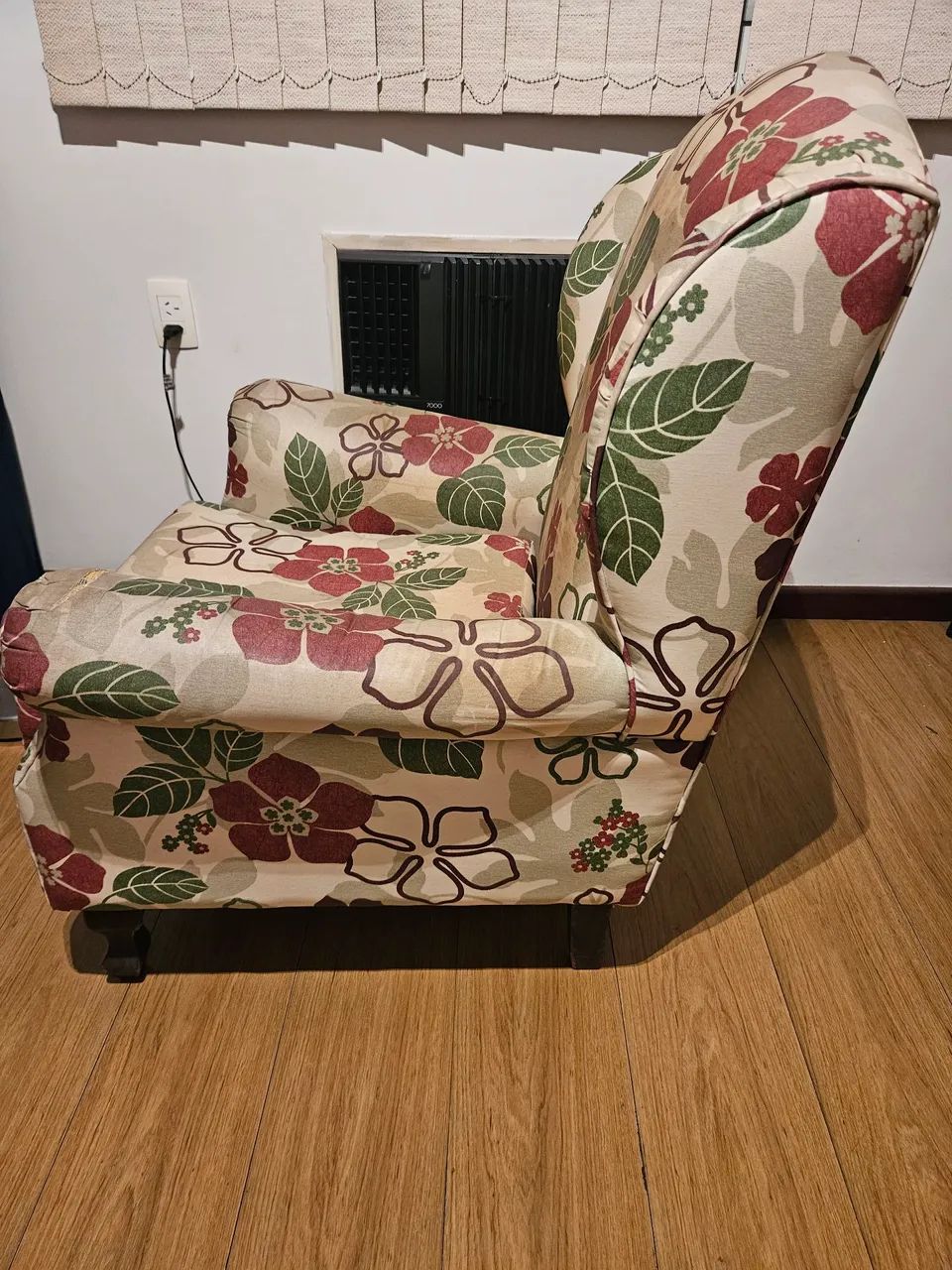 Poltrona estilo bergère com estofamento floral - Foto 2