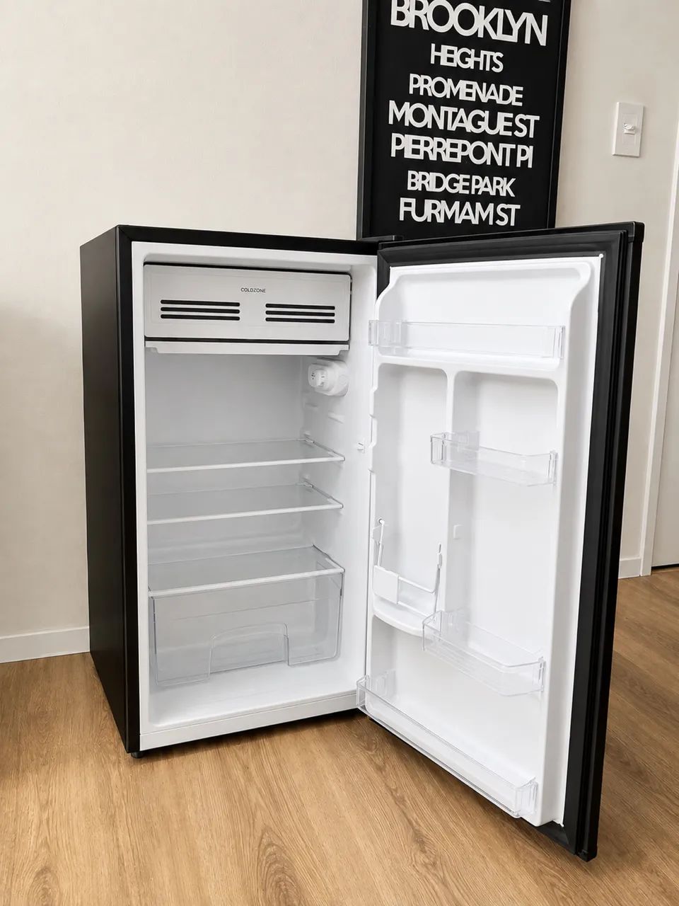 Frigobar 90 Litros Efficient EM90B 220V Preto - Electrolux